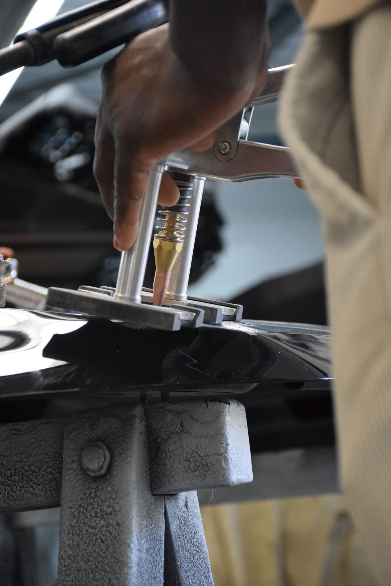 Débosselage d’un élément de carrosserie