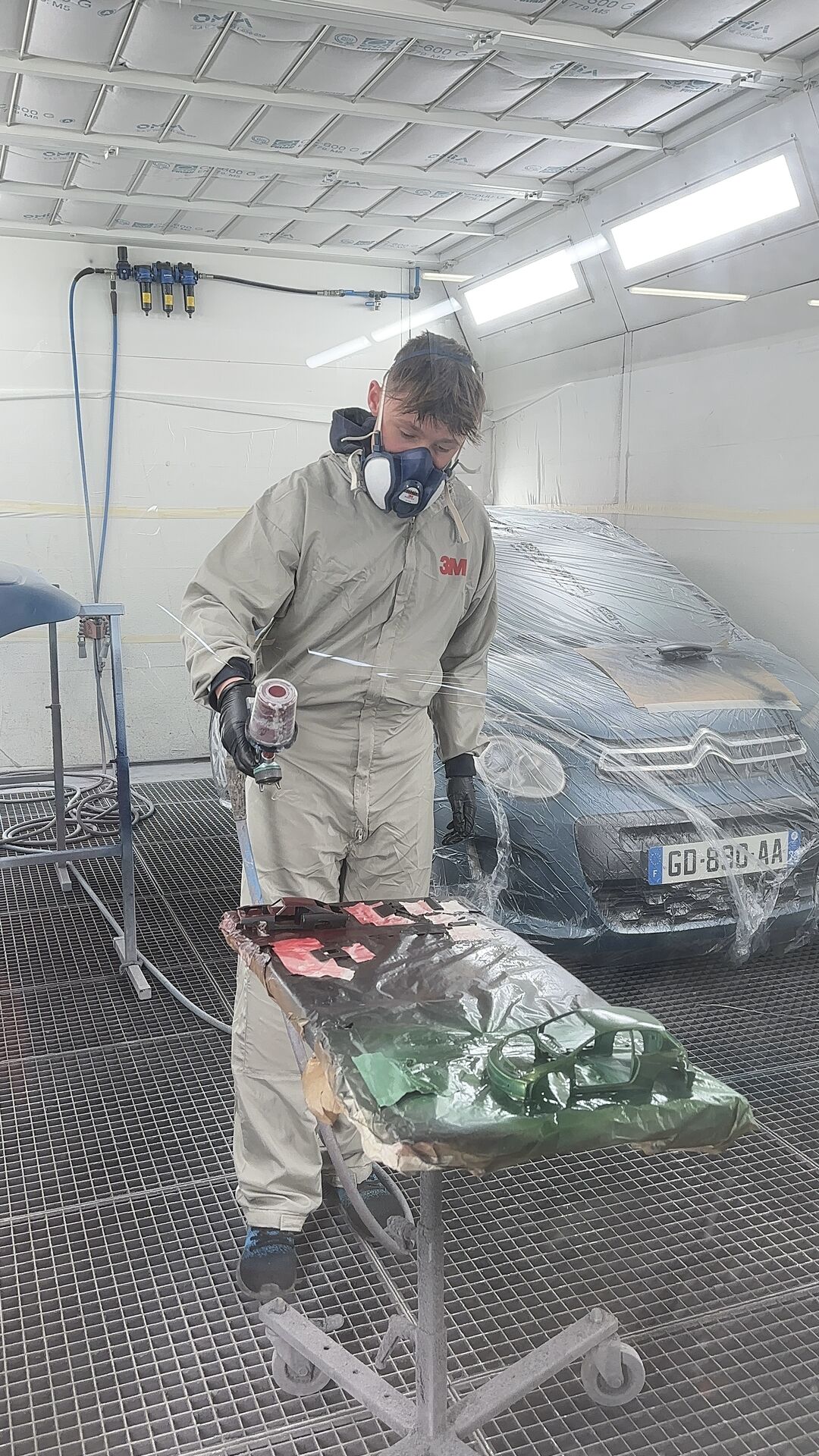 Carrossier peintre en cabine de peinture