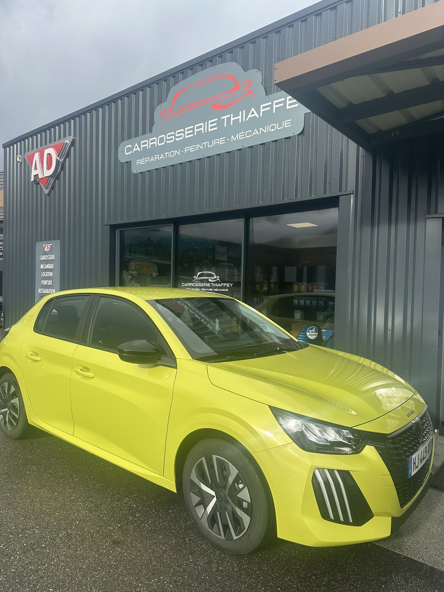 Véhicule de location devant la Carrosserie Thiaffey