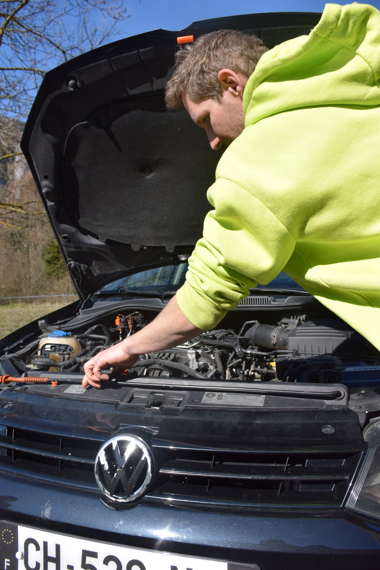 Mécanicien intervenant sur un moteur